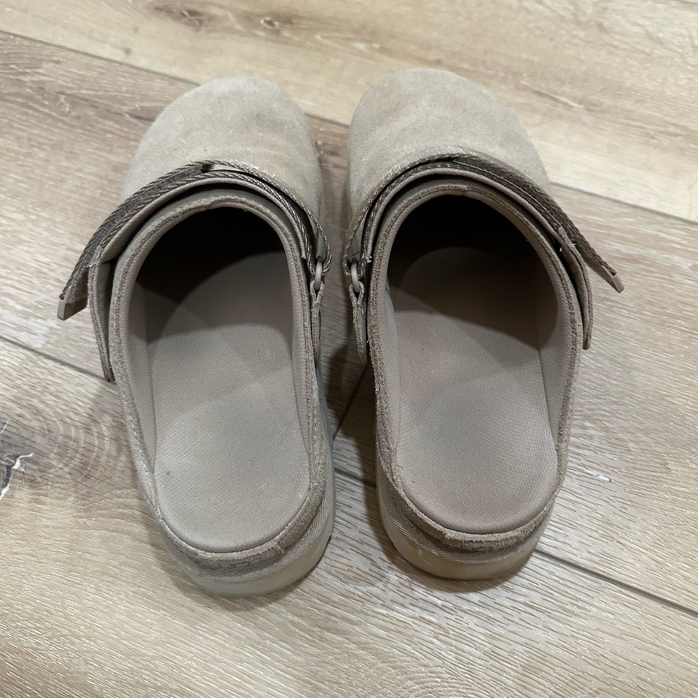 UGG Goldenstar Clog - Picture 2 of 8